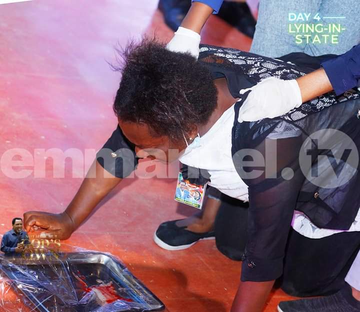 Wonders At Prophet TB Joshua’s Lying-in-state As People Fall, Vomit Blood