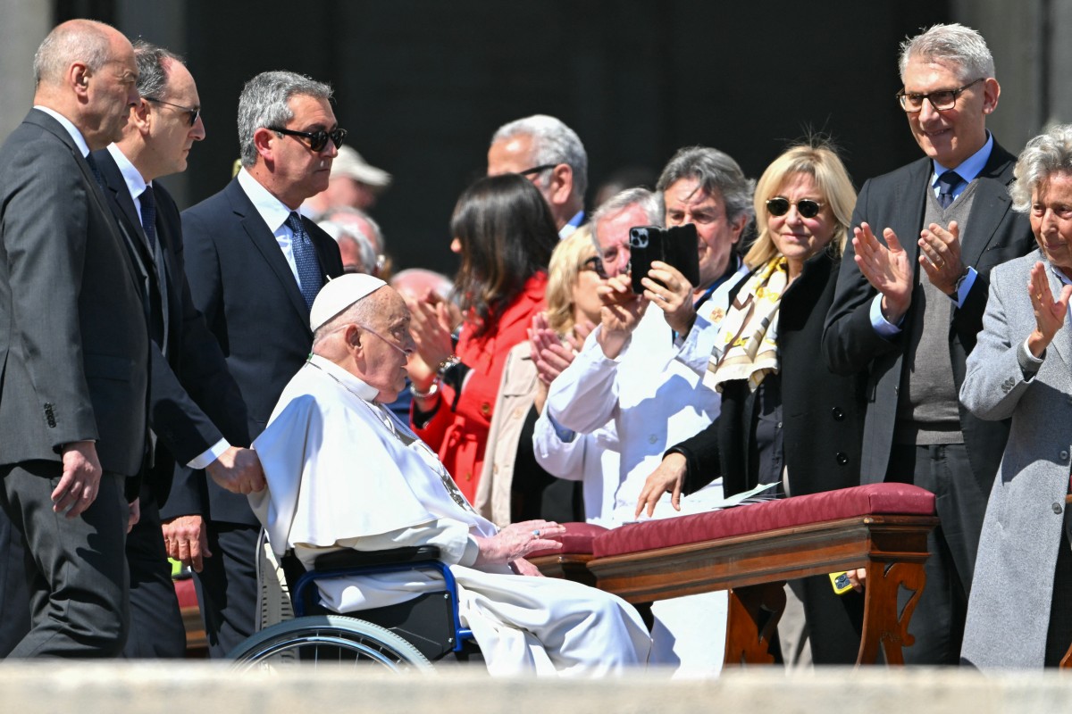 Pope defies doctors’ advice, surprises crowd at Vatican square